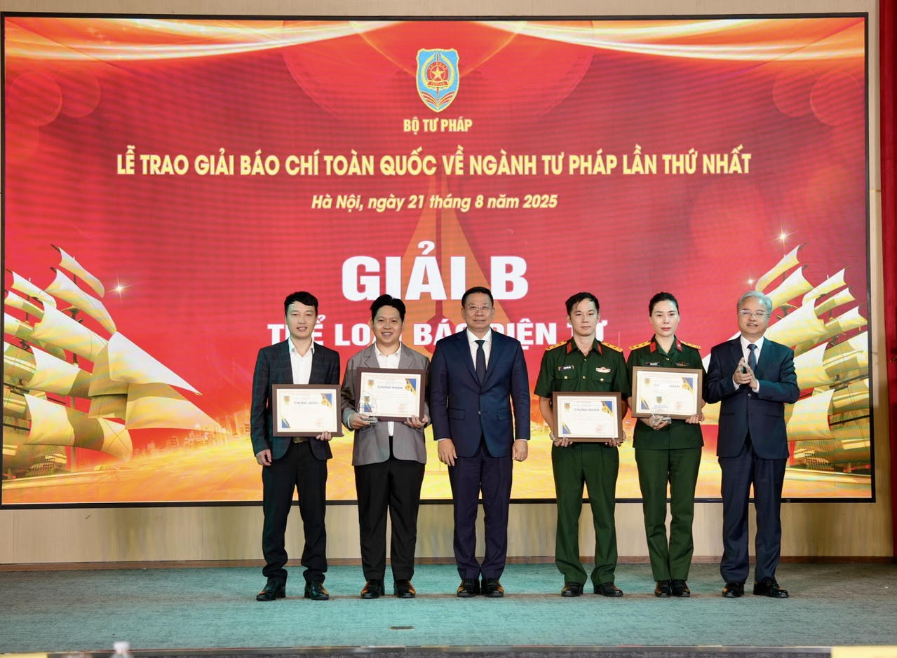 &Ocirc;ng Nguyễn Thanh Ngọc, Ủy vi&ecirc;n Ban thường vụ Đảng ủy, Thứ trưởng Bộ Tư ph&aacute;p, Trưởng BTC giải v&agrave; &ocirc;ng Nguyễn Quang Th&aacute;i, Ph&oacute; B&iacute; thư chuy&ecirc;n tr&aacute;ch Đảng ủy Bộ Tư ph&aacute;p Trao giải B cho c&aacute;c t&aacute;c giả đạt giải.