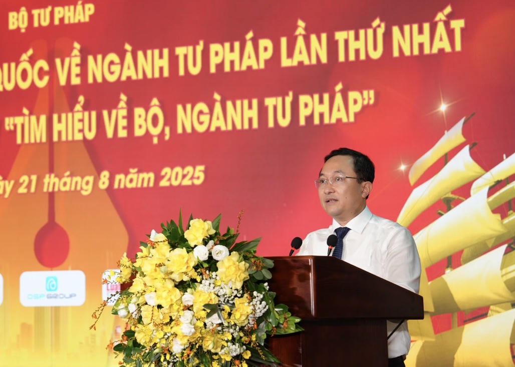 &Ocirc;ng Phan Hồng Nguy&ecirc;n, Ph&oacute; Cục trưởng Cục Phổ biến, gi&aacute;o dục ph&aacute;p luật v&agrave; Trợ gi&uacute;p ph&aacute;p l&yacute; c&ocirc;ng bố Quyết định trao giải Cuộc thi trực tuyến t&igrave;m hiểu về Bộ, ng&agrave;nh Tư ph&aacute;p.