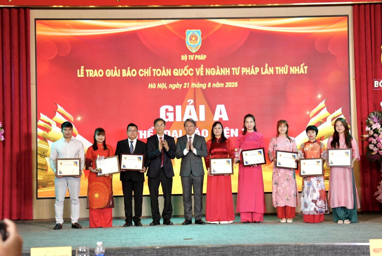 &Ocirc;ng Nguyễn Hải Ninh, Ủy vi&ecirc;n BCH Trung ương Đảng, B&iacute; thư Đảng ủy, Bộ trưởng Bộ Tư ph&aacute;p v&agrave; &ocirc;ng Nguyễn Kh&aacute;nh Ngọc, Chủ tịch Hội Luật gia Việt Nam  Trao giải A cho c&aacute;c t&aacute;c giả đạt giải.