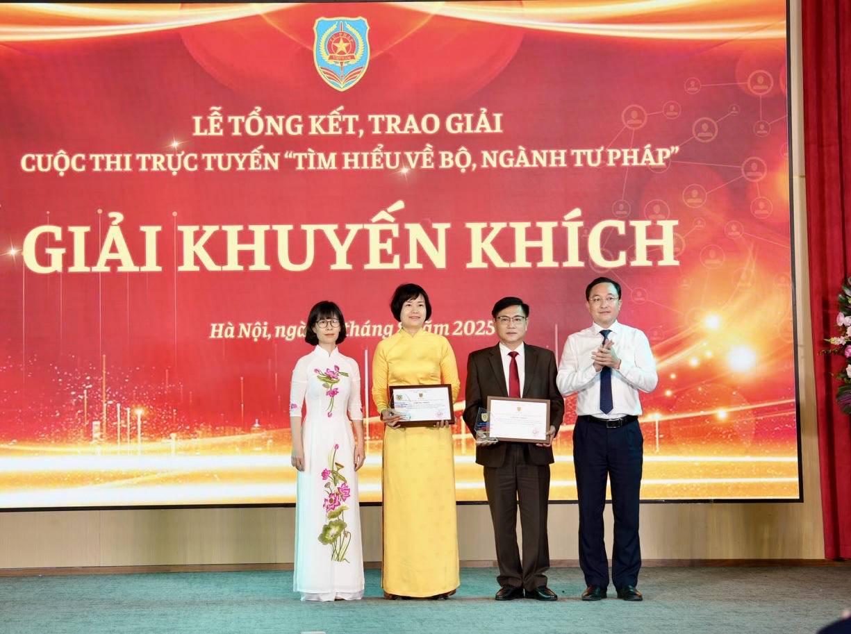 &Ocirc;ng Phan Hồng Nguy&ecirc;n, Ph&oacute; Cục trưởng Cục Phổ biến, gi&aacute;o dục ph&aacute;p luật v&agrave; Trợ gi&uacute;p ph&aacute;p l&yacute; c&ugrave;ng b&agrave; Trần Thu Hường, Ph&oacute; Vụ trưởng Vụ Tổ chức c&aacute;n bộ l&ecirc;n trao giấy chứng nhận, biểu trưng Cuộc thi cho c&aacute;c c&aacute; nh&acirc;n xuất sắc.