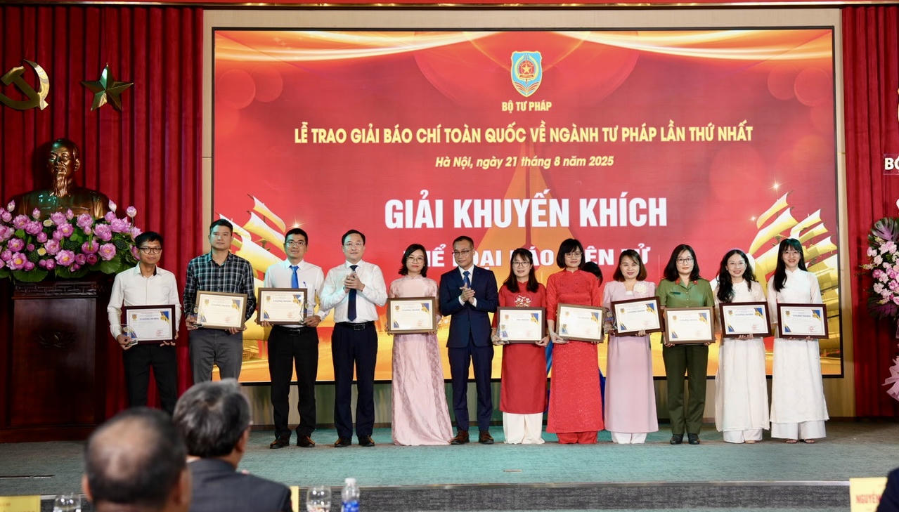 Nh&agrave; b&aacute;o Trần Ngọc H&agrave; - Ph&oacute; Tổng Bi&ecirc;n tập B&aacute;o Ph&aacute;p luật Việt Nam v&agrave; &ocirc;ng Phan Hồng Nguy&ecirc;n, Ph&oacute; Cục trưởng Cục Phổ biến, gi&aacute;o dục ph&aacute;p luật v&agrave; Trợ gi&uacute;p ph&aacute;p l&yacute; trao giấy chứng nhận v&agrave; biểu trưng cuộc thi cho c&aacute;c t&aacute;c giả đạt giải.