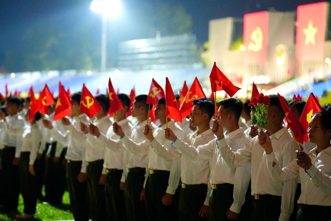 Khối diễu binh v&agrave;o vị tr&iacute;, sẵn s&agrave;ng cho buổi hợp luyện. Ảnh: Mỵ Ch&acirc;u