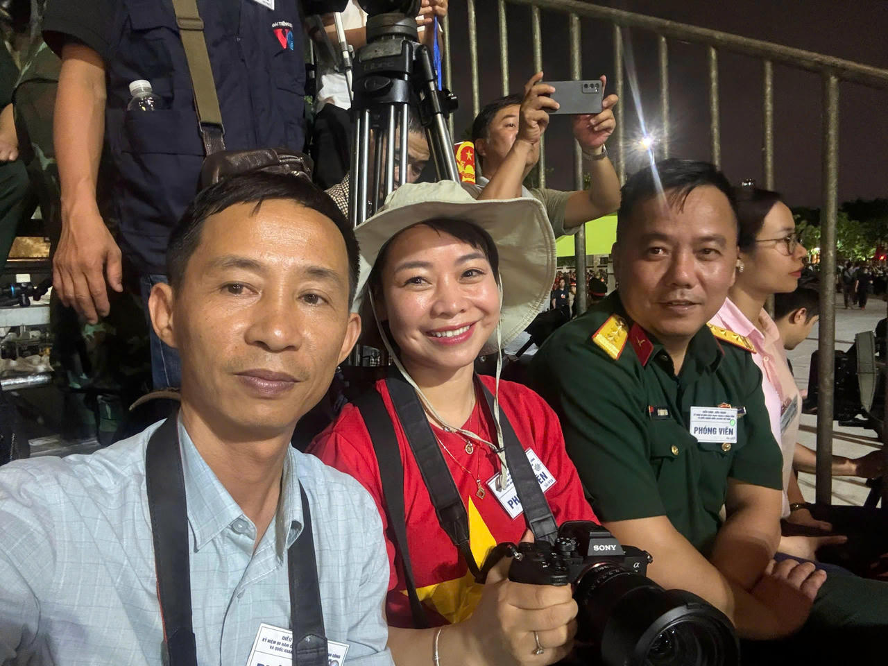 Nh&agrave; b&aacute;o Văn Duẩn (ngồi đầu ti&ecirc;n) c&ugrave;ng nh&agrave; b&aacute;o Mỵ Ch&acirc;u (ở giữa) chụp ảnh kỷ niệm trước giờ hợp luyện ch&iacute;nh thức, tại Quảng trường Ba Đ&igrave;nh, tối 21/8.