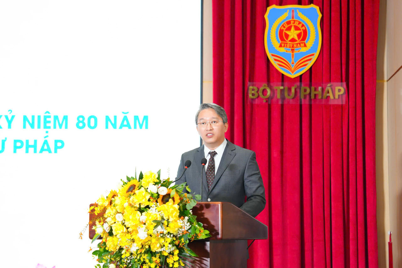 Bộ trưởng Nguyễn Hải Ninh ph&aacute;t biểu tại buổi gặp mặt.