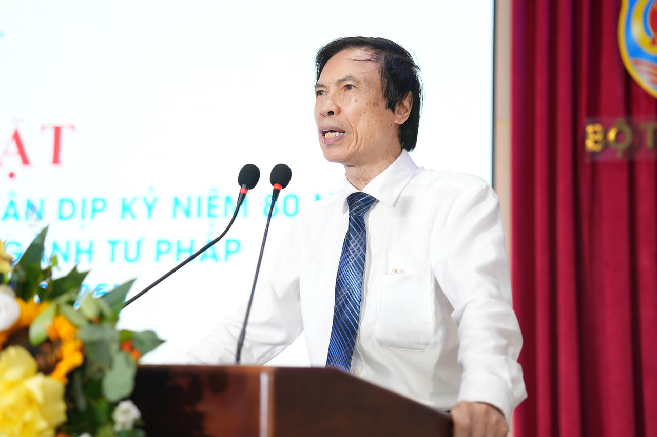 Nguy&ecirc;n Vụ trưởng Vụ Phổ biến, gi&aacute;o dục ph&aacute;p luật Nguyễn Duy L&atilde;m ph&aacute;t biểu tại buổi gặp mặt.