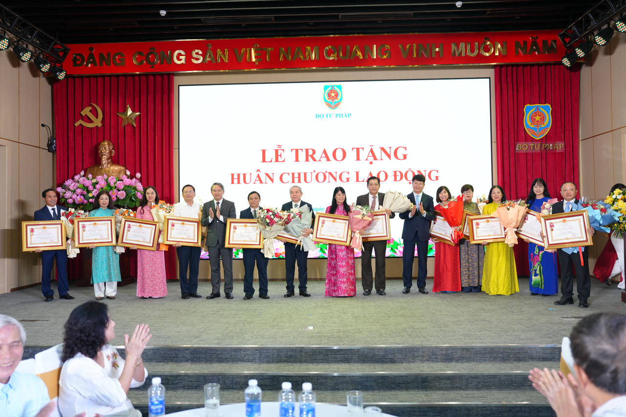 Bộ trưởng Nguyễn Hải Ninh, Thứ trưởng Nguyễn Thanh Tịnh trao tặng Hu&acirc;n chương Lao động c&aacute;c hạng về th&agrave;nh t&iacute;ch cống hiến cho c&aacute;c c&aacute; nh&acirc;n nguy&ecirc;n l&agrave; L&atilde;nh đạo cấp Vụ c&aacute;c đơn vị thuộc Bộ Tư ph&aacute;p.