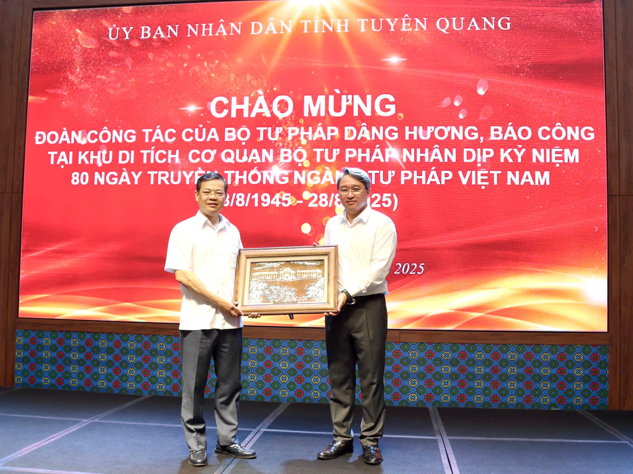 Bộ trưởng Nguyễn Hải Ninh tặng qu&agrave; lưu niệm cho đại diện l&atilde;nh đạo tỉnh Tuy&ecirc;n Quang. (Ảnh: H.G)