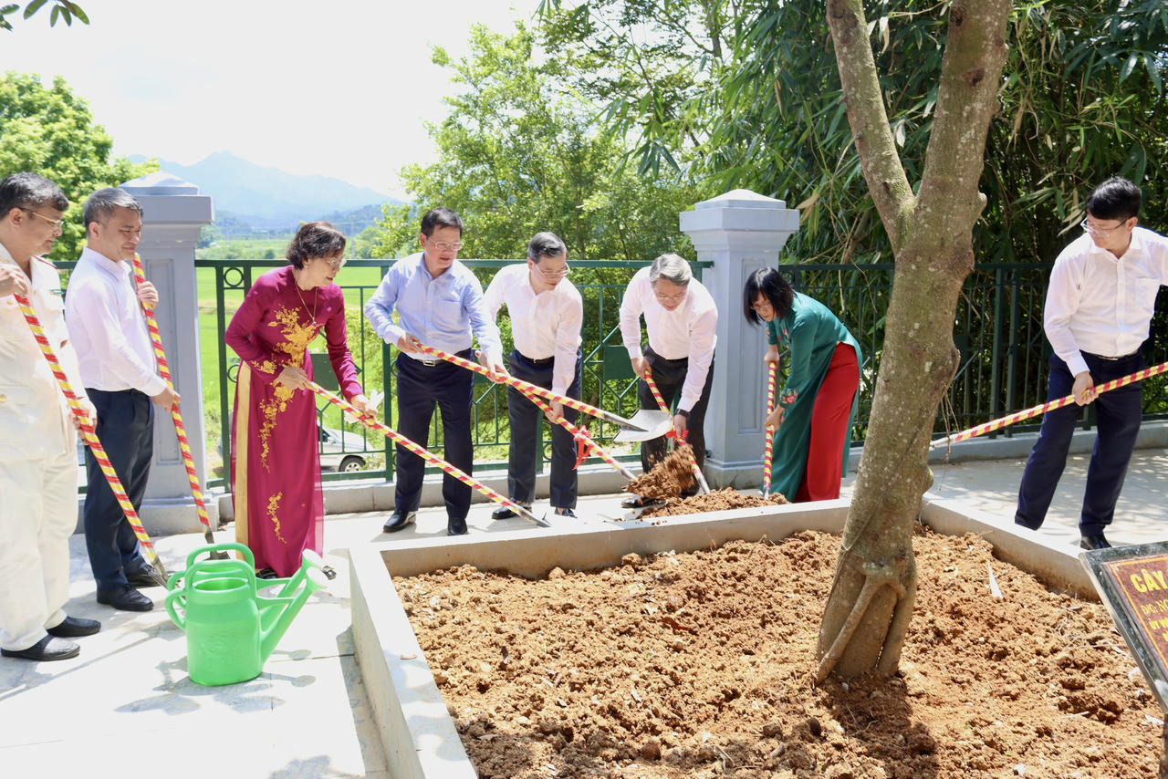Bộ trưởng Bộ Tư ph&aacute;p v&agrave; c&aacute;c đại biểu trồng c&acirc;y lưu niệm. (Ảnh: H.G)