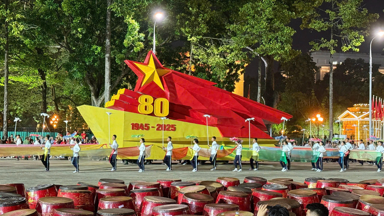 Xe rước biểu tượng 80 năm l&agrave; điểm nhấn mang t&iacute;nh thời đại trong đội h&igrave;nh diễu binh &ndash; diễu h&agrave;nh. B&ecirc;n cạnh l&agrave; gi&agrave;n trống hội