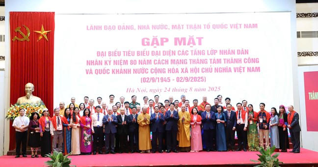 C&aacute;c đồng ch&iacute; l&atilde;nh đạo Đảng, Nh&agrave; nước, MTTQ Việt Nam chụp ảnh lưu niệm c&ugrave;ng c&aacute;c đại biểu tham dự buổi gặp mặt. Ảnh: Quang Vinh