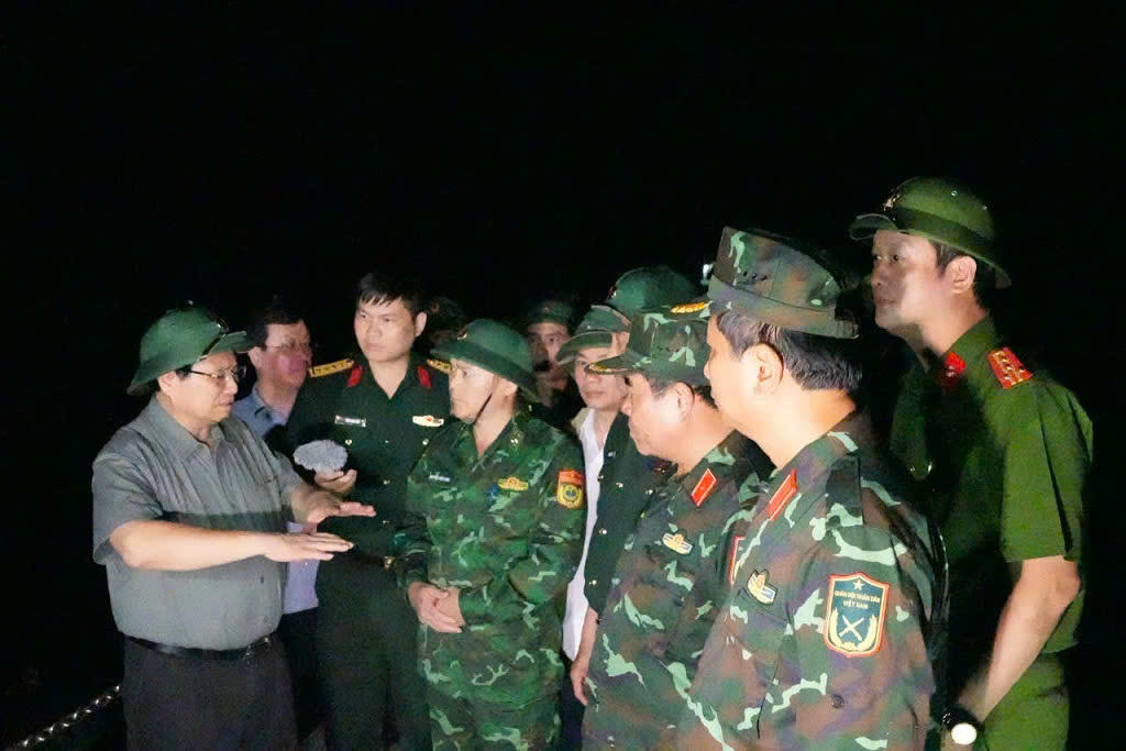 Thủ tướng Phạm Minh Ch&iacute;nh động vi&ecirc;n lực lượng ph&ograve;ng chống b&atilde;o tại c&aacute;c x&atilde; ven biển Nghệ An.