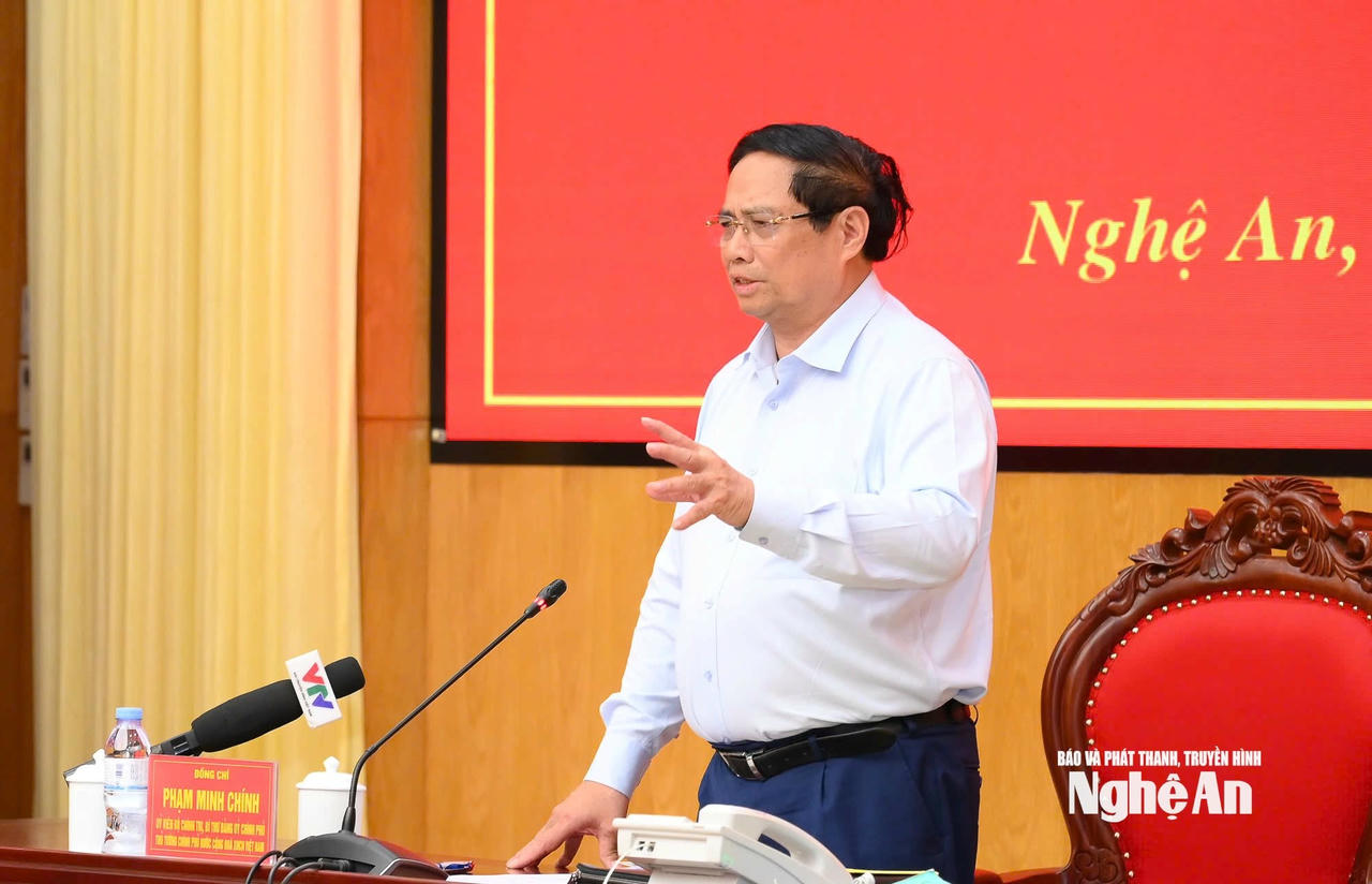 Thủ tướng Phạm Minh Ch&iacute;nh chỉ đạo c&ocirc;ng t&aacute;c ph&ograve;ng chống b&atilde;o số 5 (Ảnh: B&aacute;o Nghệ An)