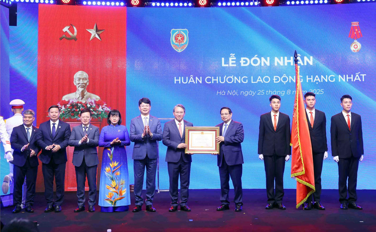 Thủ tướng Phạm Minh Ch&iacute;nh trao Hu&acirc;n chương Lao động hạng Nhất cho Bộ Tư ph&aacute;p. Ảnh Phạm Ki&ecirc;n