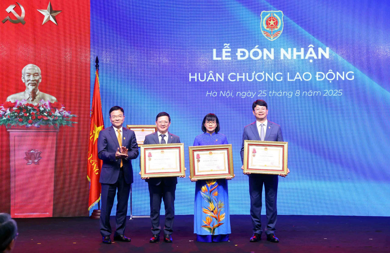 Ph&oacute; Thủ tướng Ch&iacute;nh phủ L&ecirc; Th&agrave;nh Long trao Hu&acirc;n chương Lao động hạng Ba cho c&aacute;c Thứ trưởng Bộ Tư ph&aacute;p: Nguyễn Thanh Tịnh, Đặng Ho&agrave;ng Oanh v&agrave; Mai Lương Kh&ocirc;i.