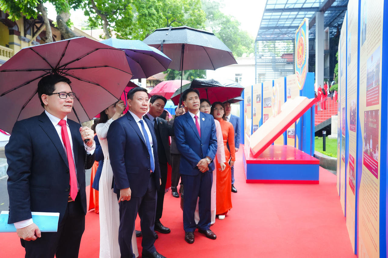 Bộ trưởng Bộ Tư ph&aacute;p L&agrave;o tham quan khu trưng b&agrave;y. (Ảnh: Triệu Oanh)