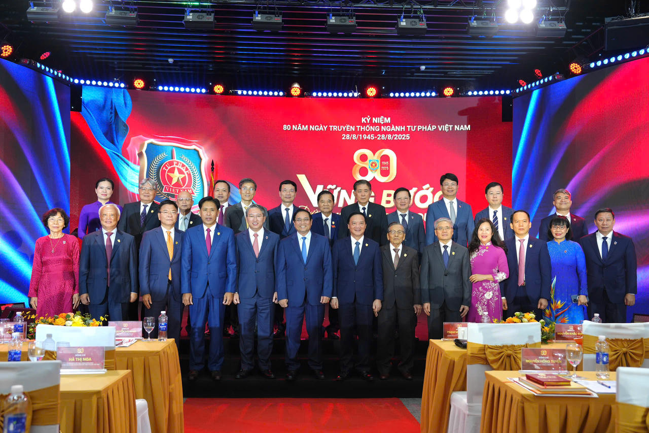 Thủ tướng Phạm Minh Ch&iacute;nh chụp ảnh lưu niệm c&ugrave;ng c&aacute;c đại biểu tại Hội nghị.