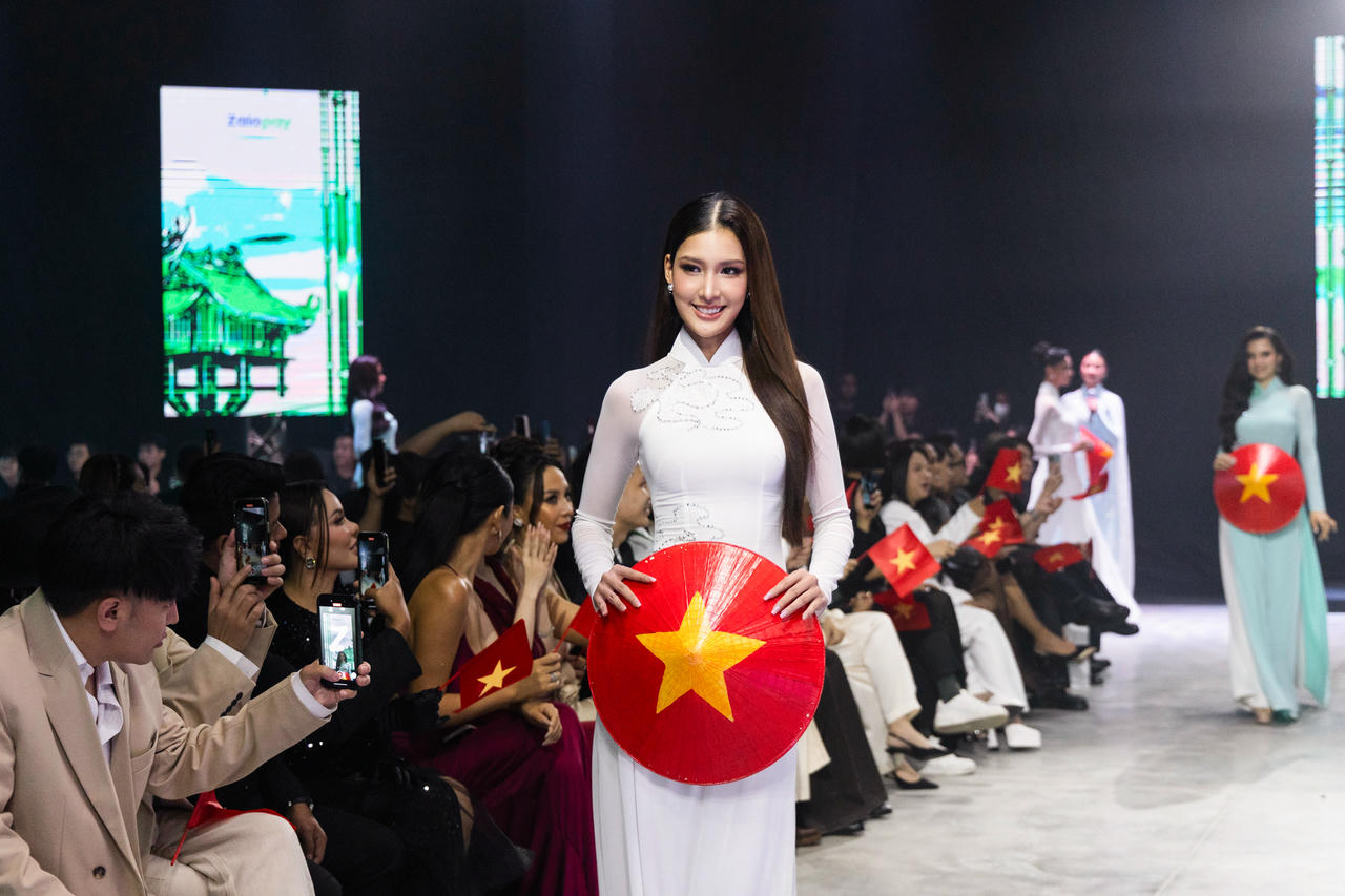 Miss Cosmo Th&aacute;i Lan 2025 - Chotinapa Kaewjariun đặc biệt y&ecirc;u th&iacute;ch &aacute;o d&agrave;i Việt. Ảnh: UNI