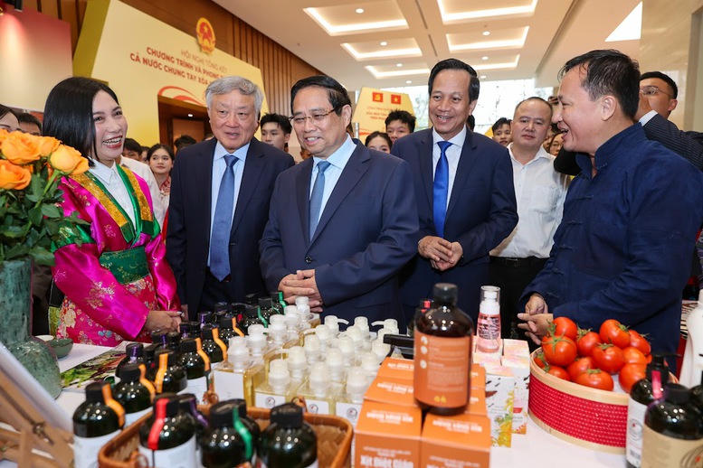 Thủ tướng Phạm Minh Ch&iacute;nh, Ph&oacute; Thủ tướng Thường trực Nguyễn H&ograve;a B&igrave;nh xem c&aacute;c sản phẩm OCOP trưng b&agrave;y tại Hội nghị - Ảnh: VGP/Nhật Bắc