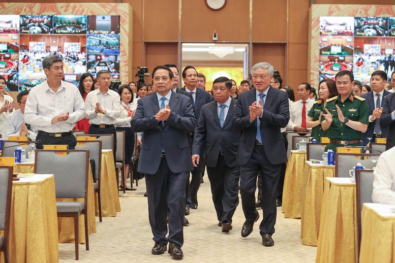 Thủ tướng Phạm Minh Ch&iacute;nh v&agrave; c&aacute;c đồng ch&iacute; l&atilde;nh đạo Ch&iacute;nh phủ tới dự Hội nghị - Ảnh: VGP/Nhật Bắc