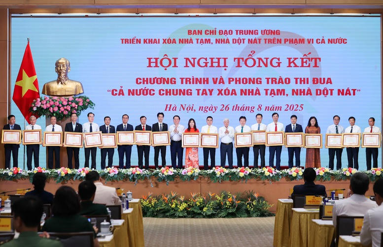 Chủ tịch Uỷ ban Trung ương MTTQ Việt Nam Đỗ Văn Chiến v&agrave; Trưởng Ban Tuy&ecirc;n gi&aacute;o v&agrave; D&acirc;n vận Trung ương Nguyễn Trọng Nghĩa trao Bằng khen của Thủ tướng Ch&iacute;nh phủ cho c&aacute;c tập thể c&oacute; th&agrave;nh t&iacute;ch xuất sắc trong Phong tr&agrave;o thi đua &ldquo;Cả nước chung tay x&oacute;a nh&agrave; tạm, nh&agrave; dột n&aacute;t&rdquo; - Ảnh: VGP/Nhật Bắc
