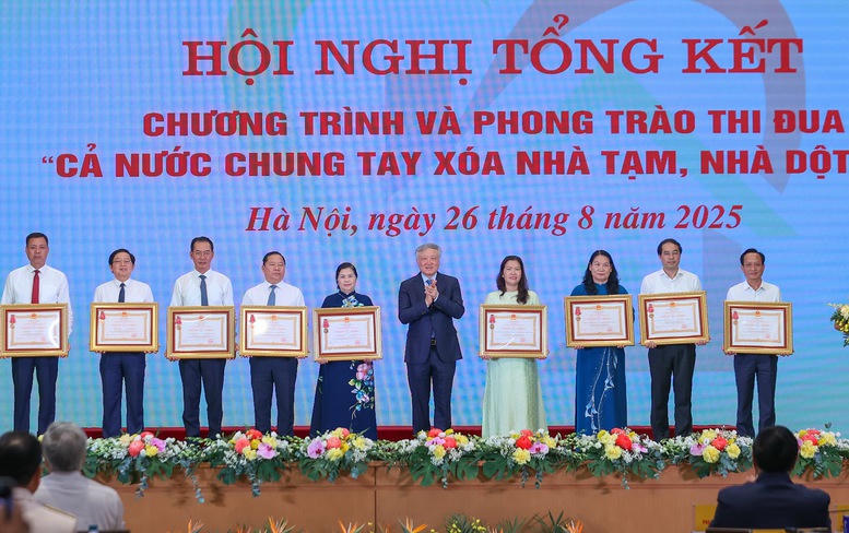 Ph&oacute; Thủ tướng Thường trực Ch&iacute;nh phủ Nguyễn H&ograve;a B&igrave;nh trao Hu&acirc;n chương Lao động hạng Ba cho c&aacute;c tập thể c&oacute; th&agrave;nh t&iacute;ch xuất sắc thực hiện Chương tr&igrave;nh v&agrave; Phong tr&agrave;o thi đua