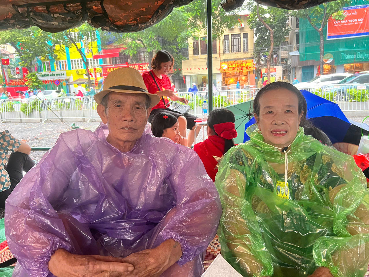 C&oacute; mặt ở H&agrave; Nội từ 20h tối qua, vợ chồng b&aacute;c Đỗ Ngọc Sơn (77 tuổi, qu&ecirc; Kiến An, Hải Ph&ograve;ng) quyết định ngủ tại khu