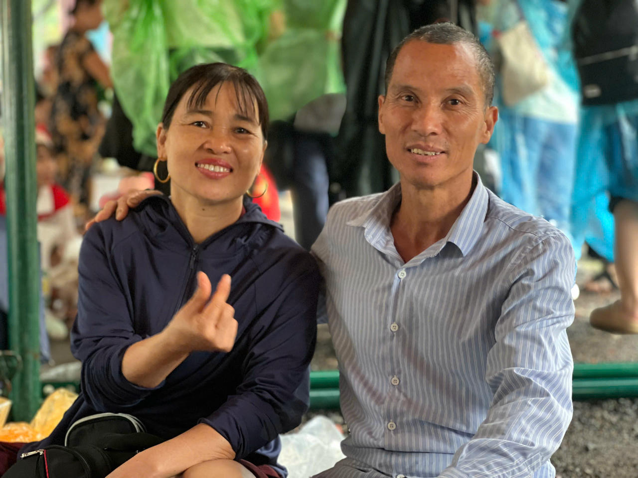 &ldquo;H&ocirc;m 24/8 định đi nhưng l&uacute;c đ&oacute; mưa qu&aacute; n&ecirc;n th&ocirc;i. Lần n&agrave;y quyết t&acirc;m, d&ugrave; mưa vẫn đi. Hai vợ chồng chuẩn bị &aacute;o mưa, b&aacute;nh m&igrave; kh&ocirc;, chai nước để ngồi chờ cả ng&agrave;y,&rdquo; chị Nga chia sẻ