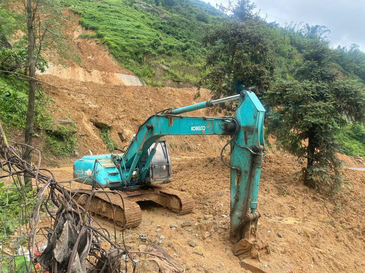 Lực lượng chức năng đã huy đ&ocirc;̣ng máy xúc cùng nh&acirc;n lực đ&ecirc;́n hi&ecirc;̣n trường đ&ecirc;̉ tri&ecirc;̉n khai c&ocirc;ng tác khắc phục