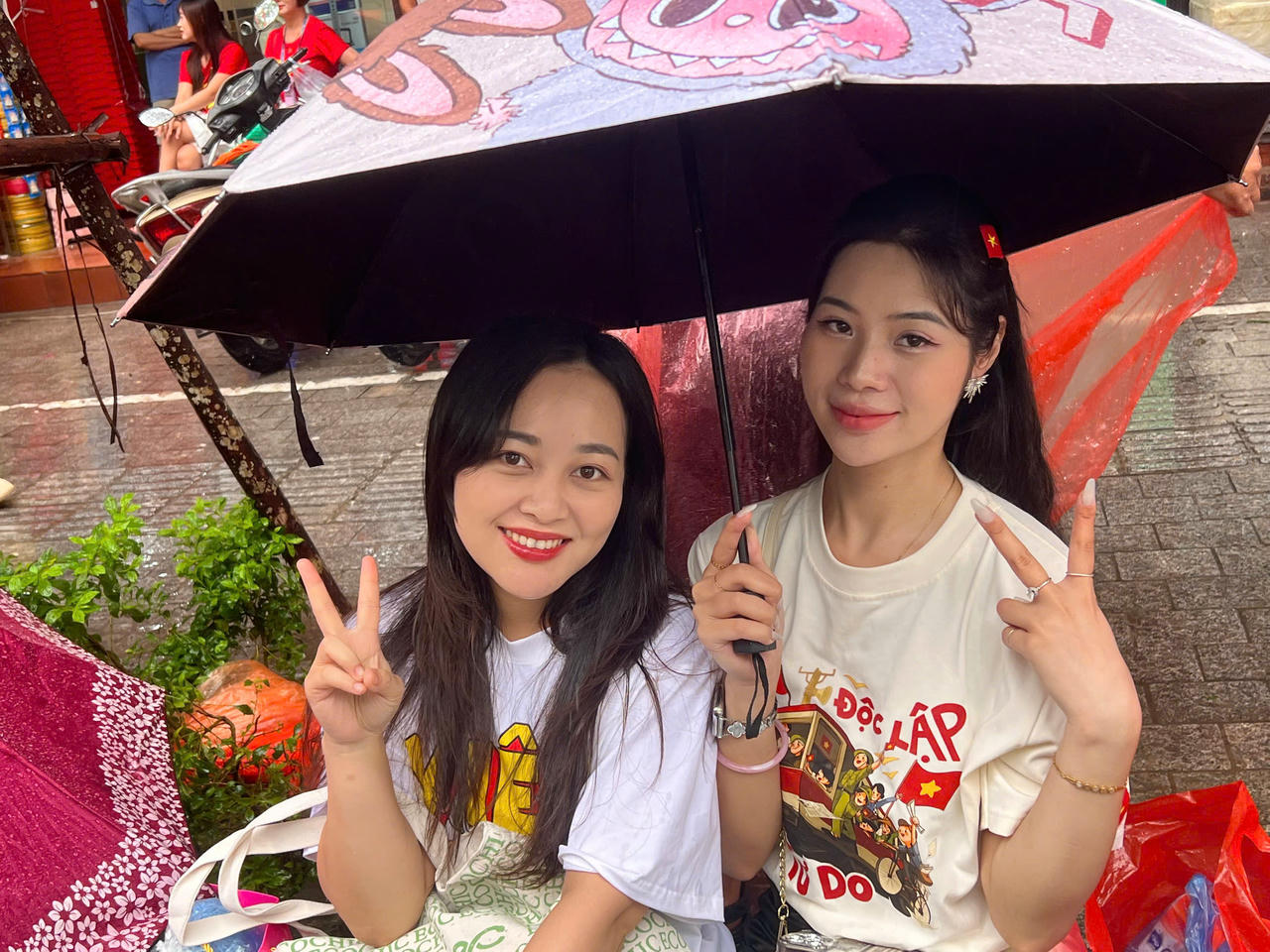 Chị B&ugrave;i B&iacute;ch Phương (qu&ecirc; Xu&acirc;n Mai, H&agrave; Nội) c&ugrave;ng bạn th&acirc;n lựa chọn đi sớm, để c&oacute; được vị tr&iacute;
