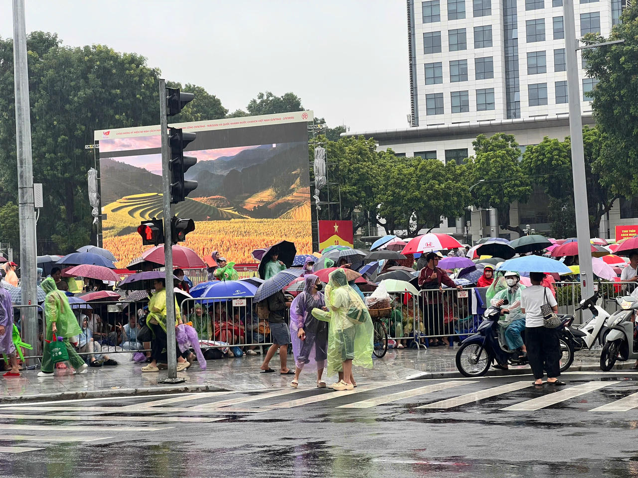 Người dân đội mưa gió, dựng lều ngủ bên đường chờ xem sơ duyệt diễu binh