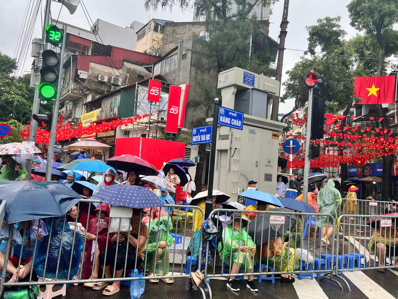 Từ 6h, khu vực H&agrave;ng Ch&aacute;o - Nguyễn Th&aacute;i Học đ&atilde; c&oacute; đ&ocirc;ng người d&acirc;n ngồi đợi.