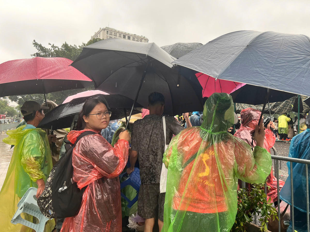 Mọi người di chuyển v&agrave;o b&ecirc;n trong Nh&agrave; bạt phục vụ nh&acirc;n d&acirc;n để t&igrave;m chỗ nghỉ ch&acirc;n.