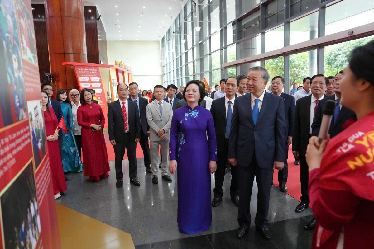 Tổng B&iacute; thư T&ocirc; L&acirc;m, Bộ trưởng Bộ Nội vụ Phạm Thị Thanh Tr&agrave; v&agrave; c&aacute;c đại biểu tham quan khu trưng b&agrave;y về th&agrave;nh tựu 80 năm của ng&agrave;nh Nội vụ. Ảnh: PV