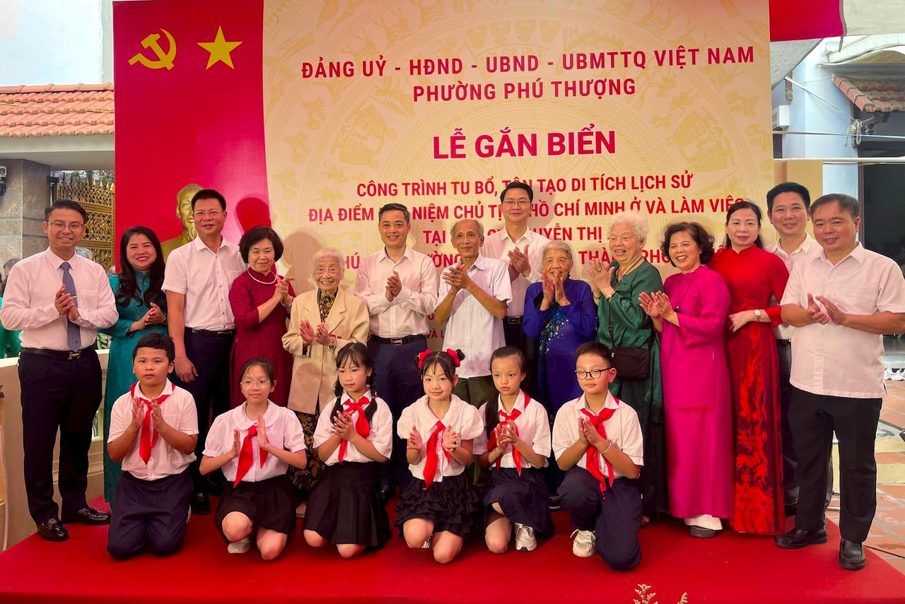 C&aacute;c thế hệ phường Ph&uacute; Thượng tại lễ gắn biển c&ocirc;ng tr&igrave;nh Di t&iacute;ch lịch sử nh&agrave; cụ Nguyễn Thị An.