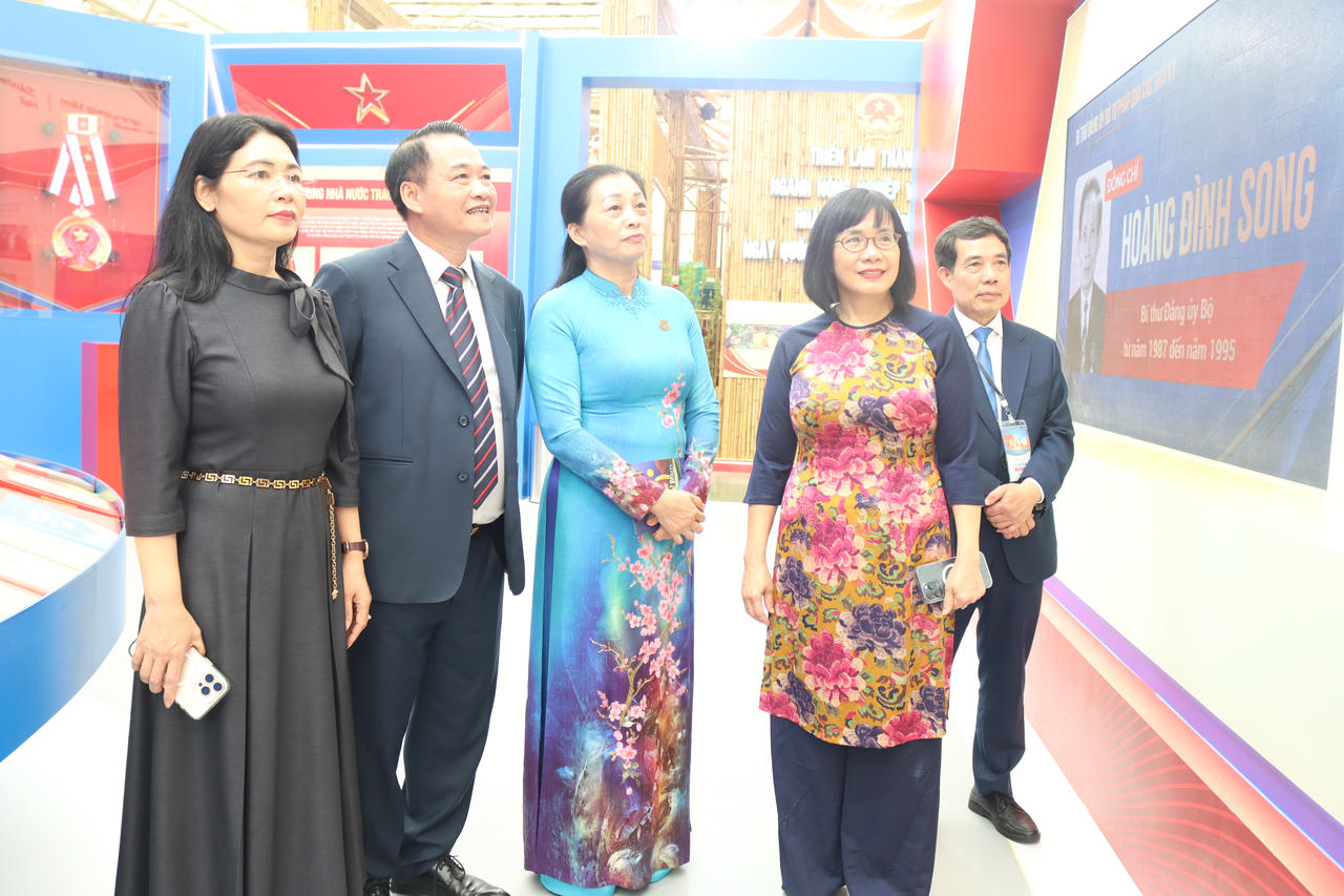 Ph&oacute; Tổng Kiểm to&aacute;n Nh&agrave; nước H&agrave; Thị Mỹ Dung tham quan triển l&atilde;m.