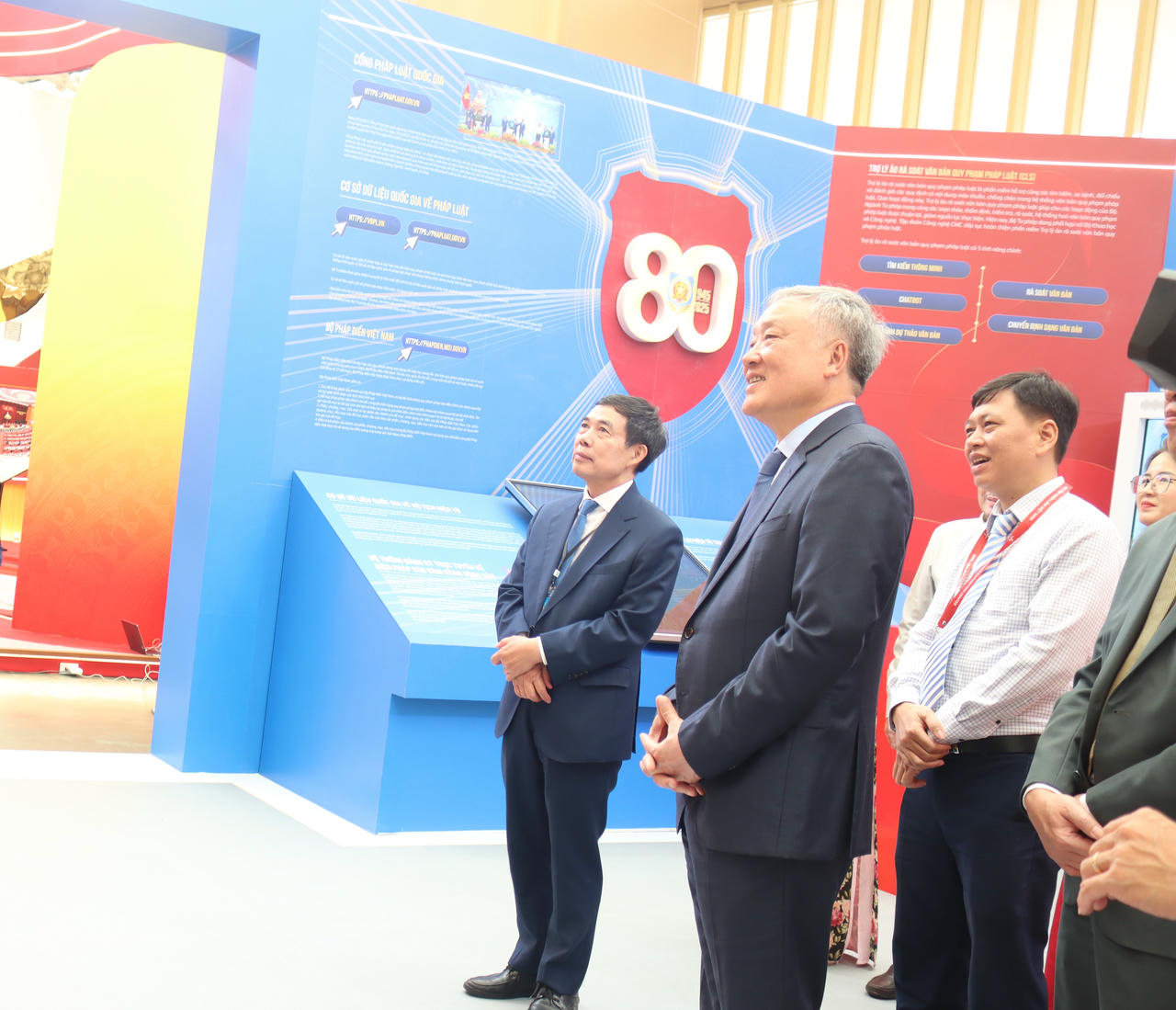 Ph&oacute; Thủ tướng Thường trực Ch&iacute;nh phủ Nguyễn H&ograve;a B&igrave;nh tham quan kh&ocirc;ng gian triển l&atilde;m của Bộ Tư ph&aacute;p.