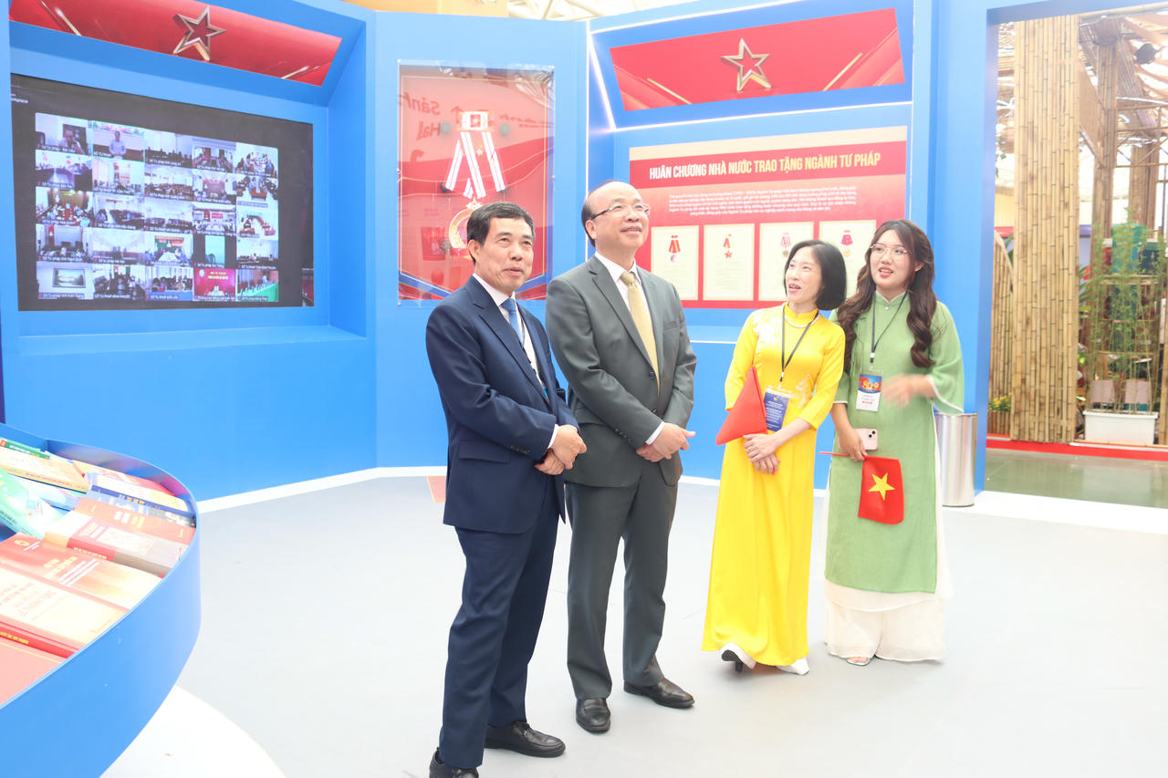 Chủ tịch Viện H&agrave;n l&acirc;m Khoa học x&atilde; hội Việt Nam Phan Ch&iacute; Hiếu tham quan kh&ocirc;ng gian Triển l&atilde;m.