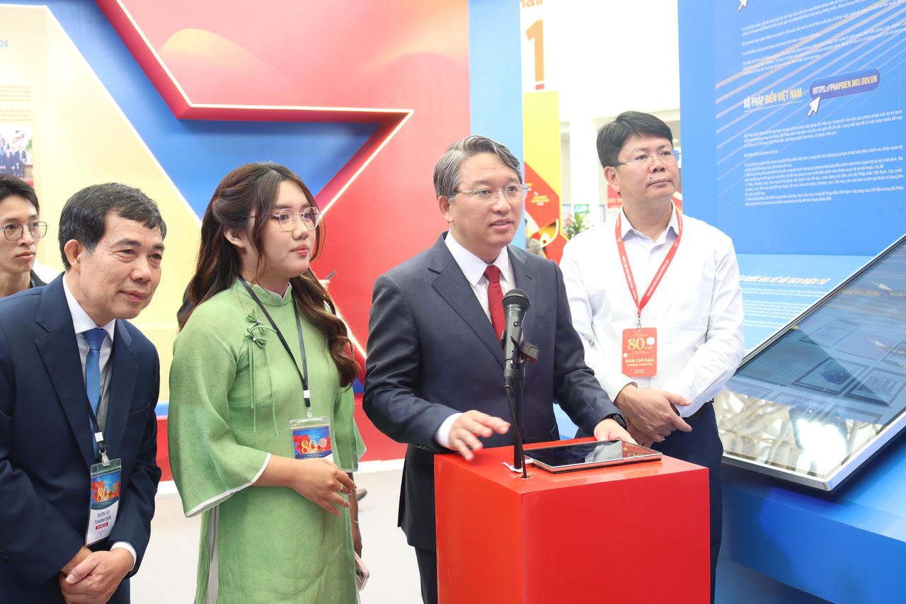Bộ trưởng Nguyễn Hải Ninh tham quan không gian triển lãm của Bộ Tư pháp