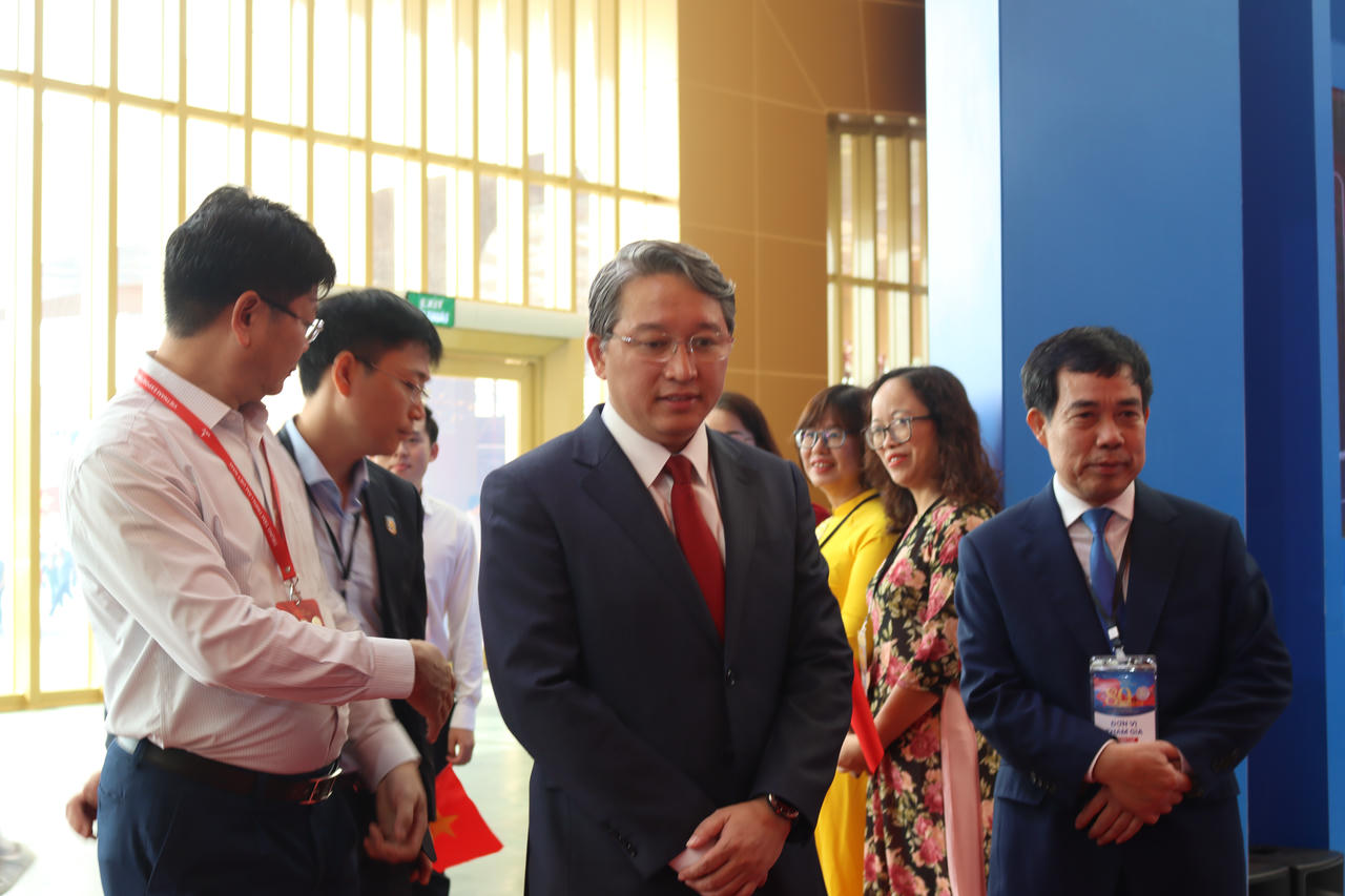 Tham quan v&agrave; kiểm tra kh&ocirc;ng gian triển l&atilde;m của Bộ Tư ph&aacute;p, Bộ trưởng đ&aacute;nh gi&aacute; cao c&aacute;c đơn vị đ&atilde; t&iacute;ch cực triển khai kh&ocirc;ng gian Triển l&atilde;m.