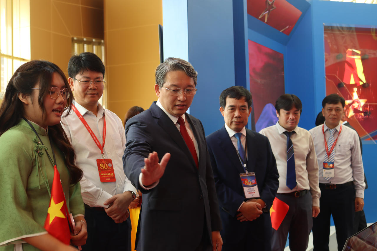 Đồng thời, Bộ trưởng cũng chỉ đạo th&ecirc;m một số nội dung trưng b&agrave;y để kh&ocirc;ng gian triển l&atilde;m của Bộ Tư ph&aacute;p thể hiện được nổi bật vai tr&ograve; của Bộ trong việc g&oacute;p phần đổi mới tư duy, nhận thức l&yacute; luận trong lĩnh vực tư ph&aacute;p; nhấn mạnh vai tr&ograve; n&ograve;ng cốt của Bộ Tư ph&aacute;p trong việc x&acirc;y dựng v&agrave; ho&agrave;n thiện thể chế ph&aacute;p luật.