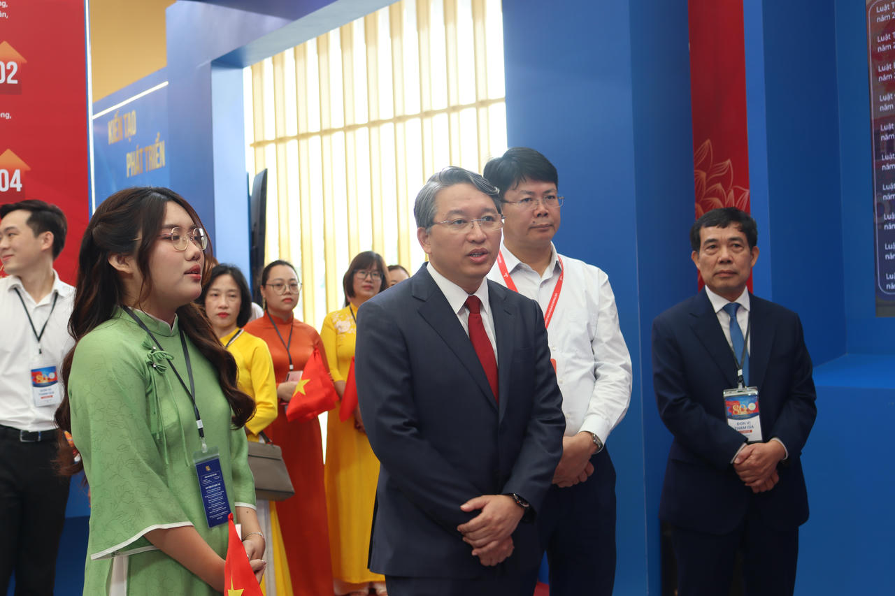 Bộ  trưởng cũng y&ecirc;u cầu c&aacute;c đơn vị tập trung cao độ cho c&ocirc;ng t&aacute;c đ&oacute;n tiếp để kh&ocirc;ng gian Triển l&atilde;m của Bộ Tư ph&aacute;p để lại dấu ấn mạnh mẽ trong kh&aacute;ch tham quan.