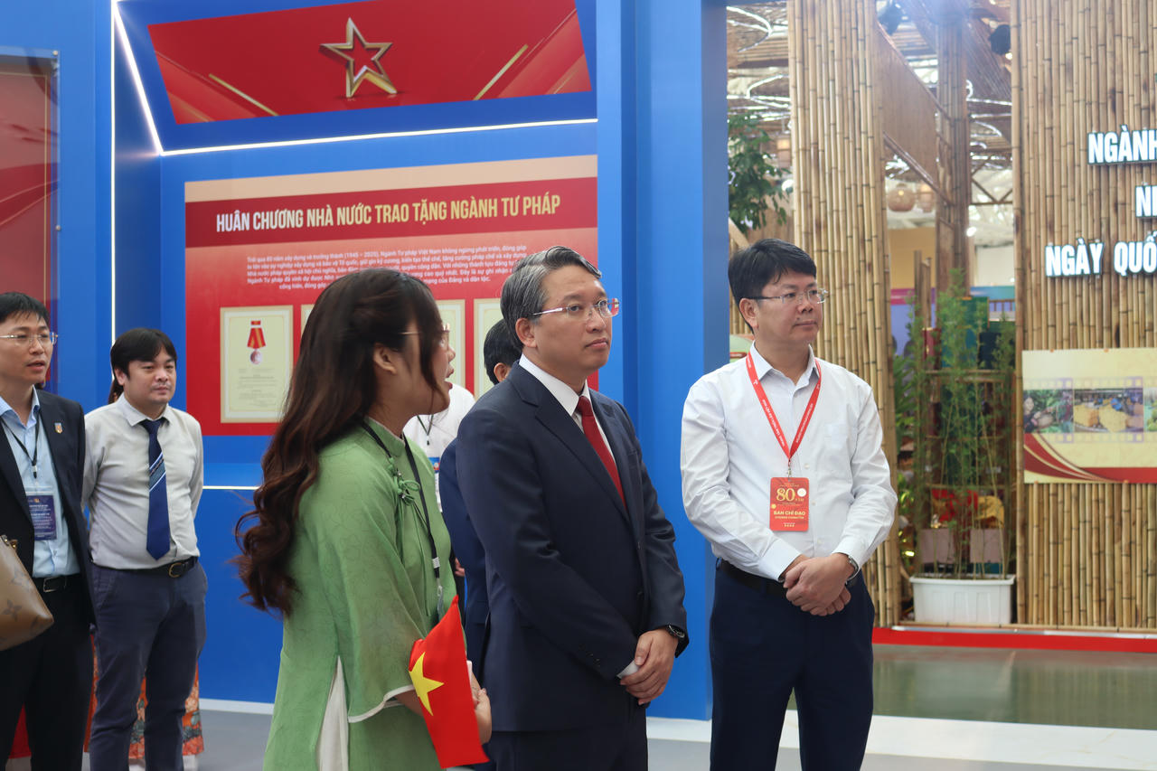 Bộ trưởng Nguyễn Hải Ninh tham quan không gian triển lãm của Bộ Tư pháp