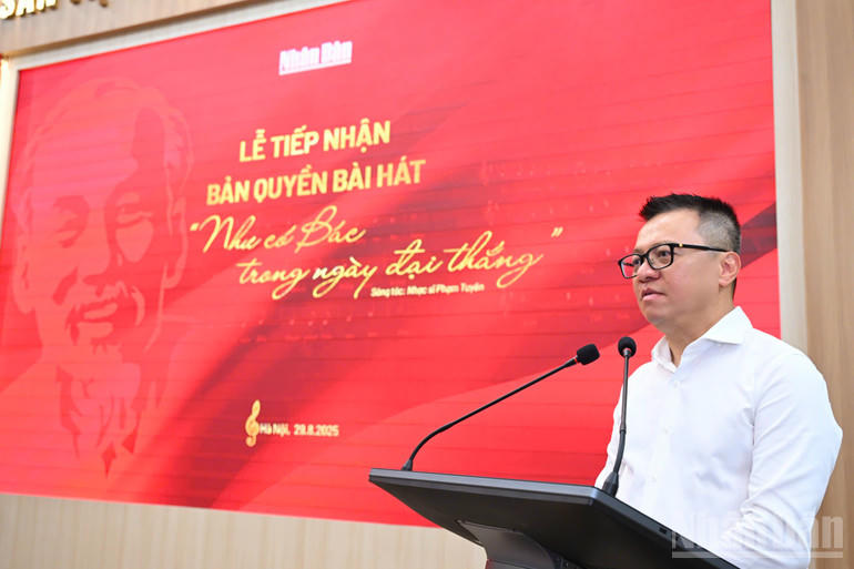 Tổng Bi&ecirc;n tập L&ecirc; Quốc Minh ph&aacute;t biểu tại sự kiện.