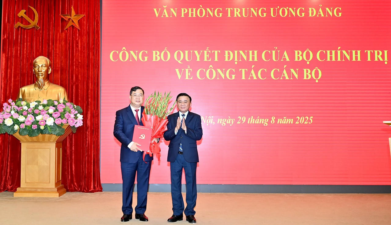 Thay mặt Bộ Ch&iacute;nh trị, đồng ch&iacute; Trần Cẩm T&uacute;, Thường trực Ban B&iacute; thư trao Quyết định ph&acirc;n c&ocirc;ng, bổ nhiệm đồng ch&iacute; Phạm Gia T&uacute;c, Ủy vi&ecirc;n Trung ương Đảng, Ph&oacute; Ch&aacute;nh Văn ph&ograve;ng Trung ương Đảng giữ chức Ch&aacute;nh Văn ph&ograve;ng Trung ương Đảng. (Ảnh: Nhandan.vn)