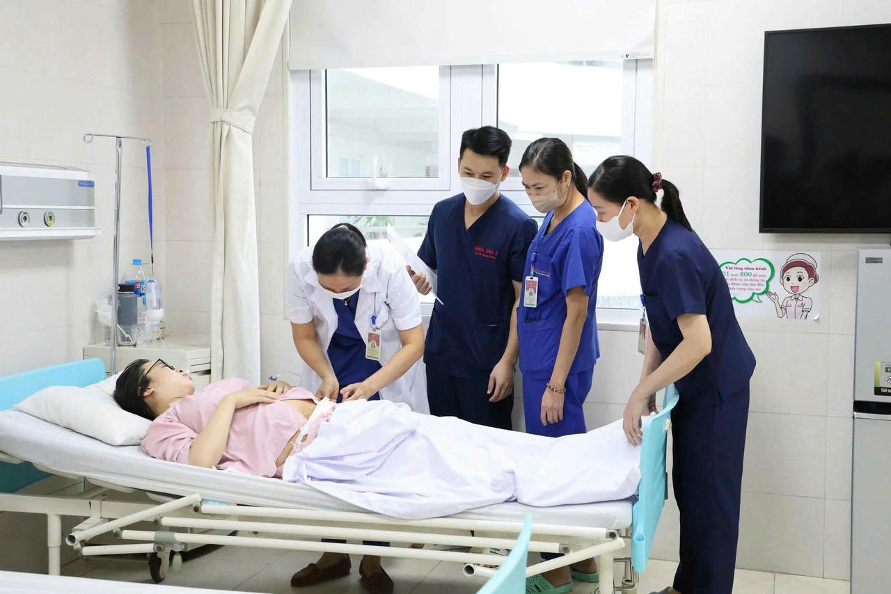 Sản phụ P.T.N.A được c&aacute;c y, b&aacute;c sĩ của Bệnh viện Sản Nhi chăm s&oacute;c, theo d&otilde;i sức khỏe sau sinh (Ảnh: Bệnh viện Sản Nhi Ph&uacute; Thọ).