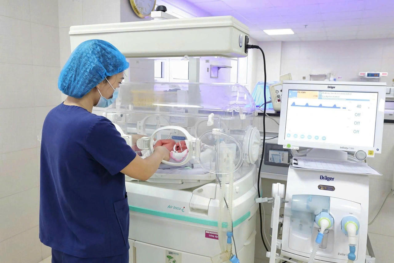 C&aacute;c y, b&aacute;c sĩ của Bệnh viện Sản Nhi chăm s&oacute;c, theo d&otilde;i sức khỏe cho con của Sản Phụ (Ảnh: Bệnh viện Sản Nhi Ph&uacute; Thọ).