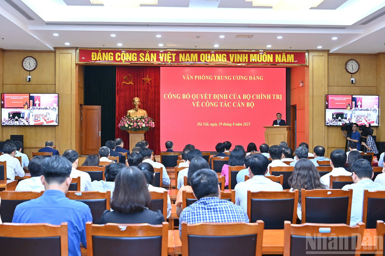 Quang cảnh Lễ c&ocirc;ng bố quyết định của Bộ Ch&iacute;nh trị về c&ocirc;ng t&aacute;c c&aacute;n bộ. (Ảnh: Nhandan.vn)