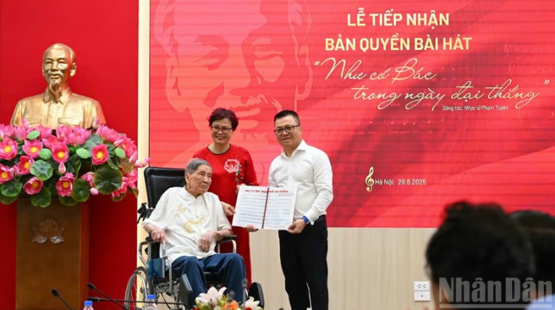 Nhạc sĩ Phạm Tuyên trao tặng ca khúc “Như có Bác trong ngày đại thắng” cho Báo Nhân Dân