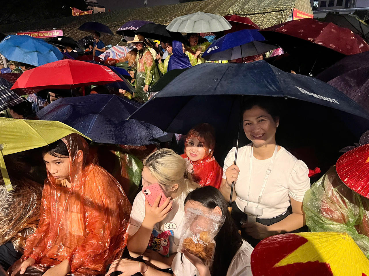 Từ gi&agrave; đến trẻ, ai nấy đều h&aacute;o hức, giữ nguy&ecirc;n tinh thần thức trắng để chứng kiến buổi Tổng duyệt diễu binh ng&agrave;y mai.