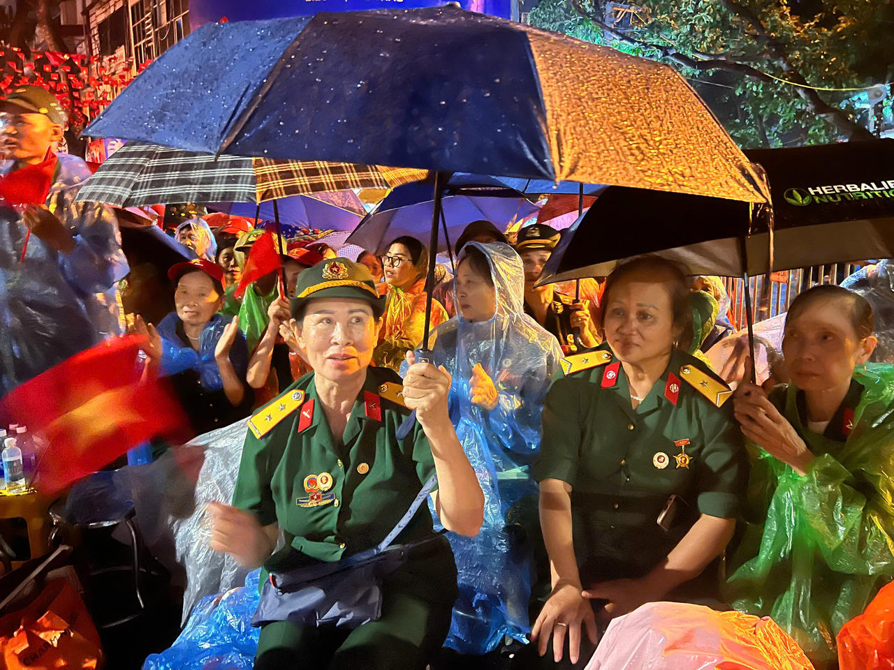 Kh&ocirc;ng kh&iacute; thi&ecirc;ng li&ecirc;ng của những Ng&agrave;y Đại lễ lan tỏa trong từng &aacute;nh mắt người d&acirc;n.